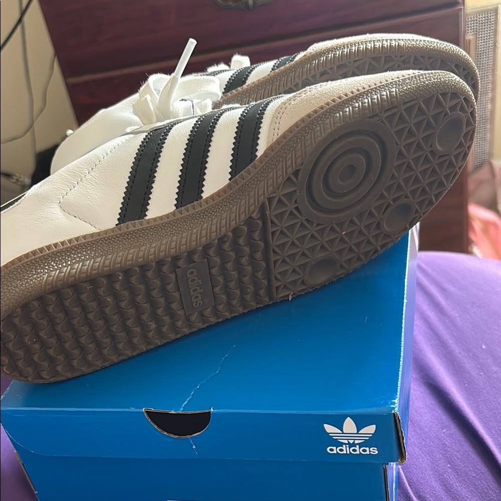 Adidas Classic White and Black Shoes - Picture 6 of 9